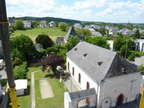 Blick vom Glockenturm über Kirche und Burghof zur Irscher Burg