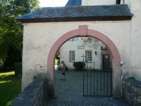Torbogen zur Irscher Burg im Westen