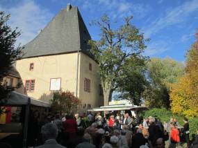 Kirmesbesucher im Burghof
