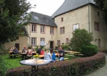 Denkmalbesucher im Burghof